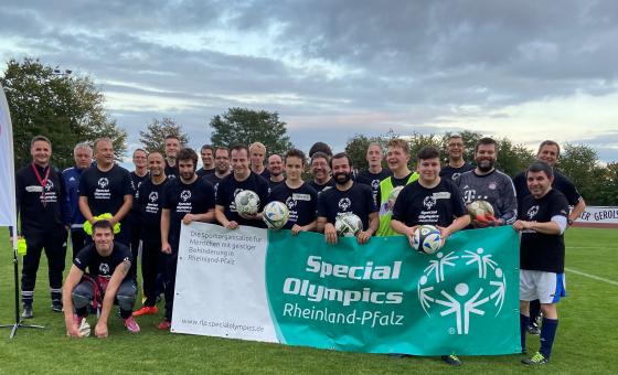 Gruppenfoto der Spieler des inklusiven Fußballspiels in Ploch.