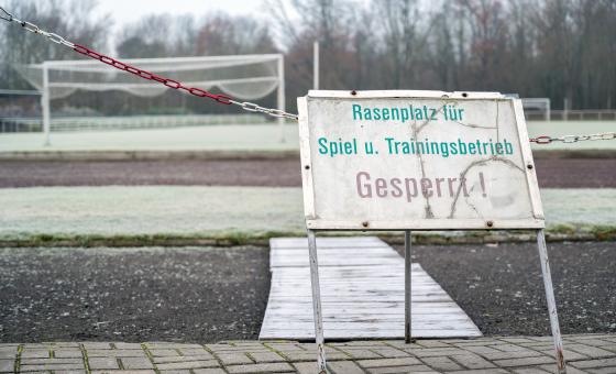 Rasengesperrt-Schild vor Sportplatz.
