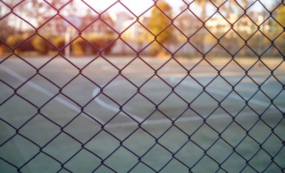 Beispielbild gesperrter Basketballplatz.