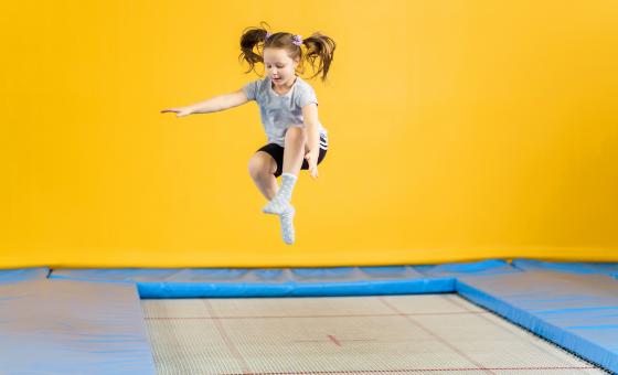 Mädchen auf Trampolin