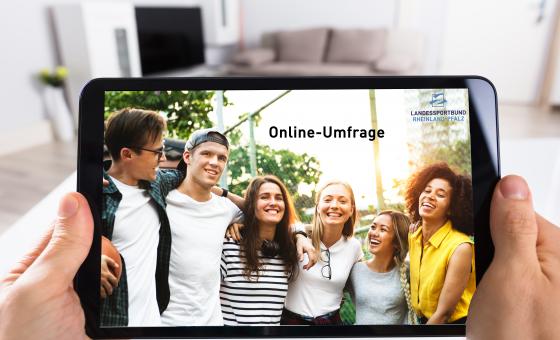 Bild von einem Tablet beim Ausfüllen der Online-Umfrage