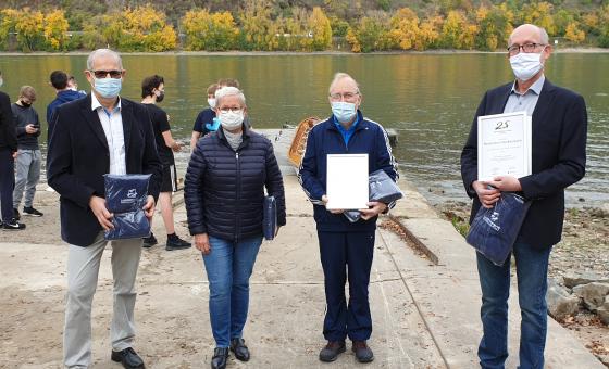 Vier Personen mit Mundschutz