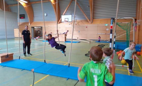 TUrnhalle mit Sportlern