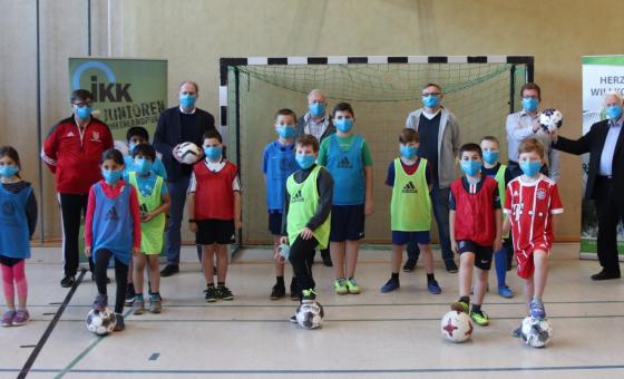 Gruppe mit Mund-Nasen-Masken