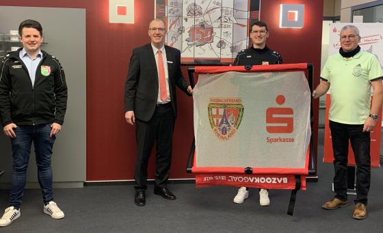 Männer mit Banner