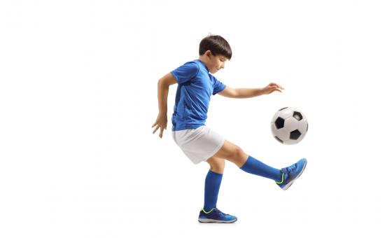 Junger Fußballer mit Ball