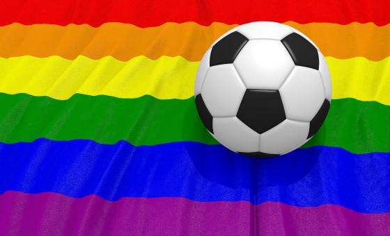 Regenbogenfahne mit Fußball