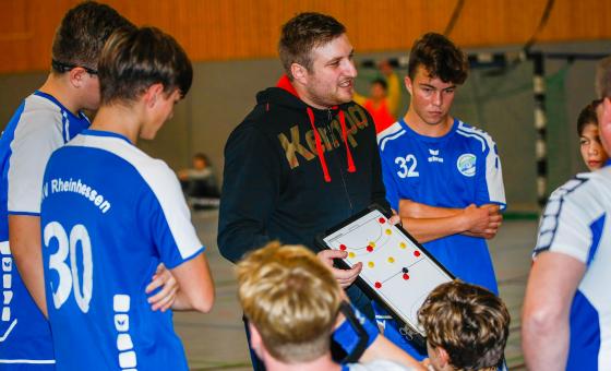 Trainer mit jungen Handballern