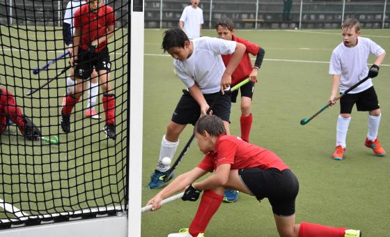 Hockey-Jungs im Regenspiel