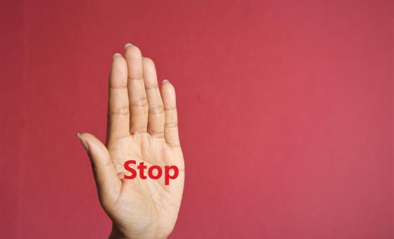 Hand mit Stopaufschrift
