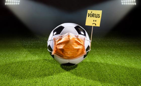 Fußball mit Corona-Maske