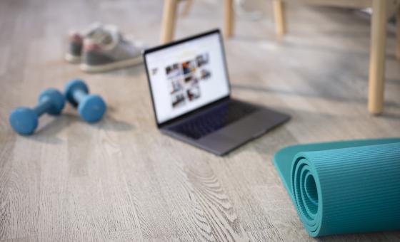 Szene aus einem Workout mit digitalem Trainer via Laptop