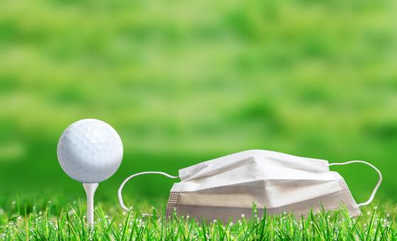 Golfball und Corona-Maske