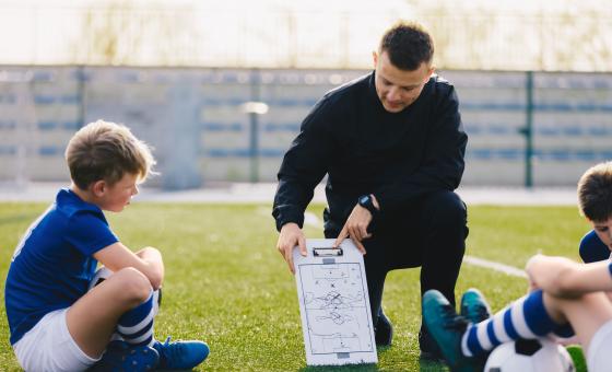 Trainer mit Fußball-Mannschaft