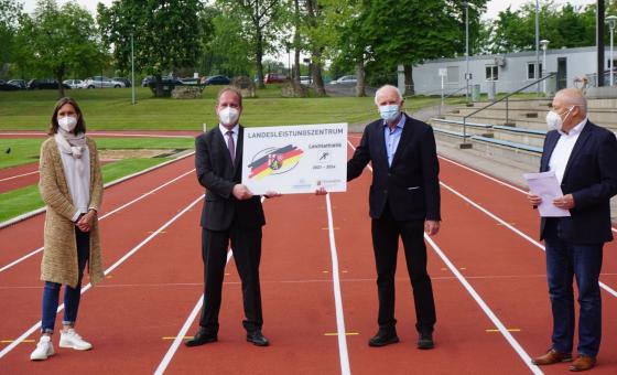 Offizielle Schildübergabe am Mainzer LLZ im USC Stadion.