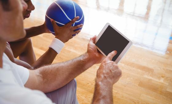 Foto basketball-Trainer mit I-Pad.