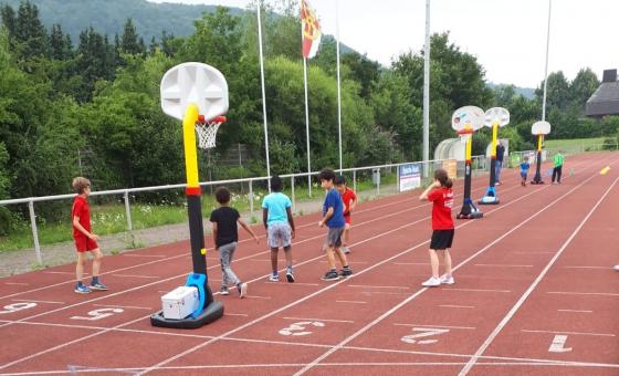 Kinder beim Basketballspieelen