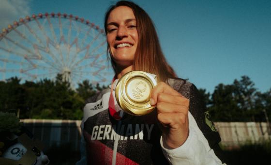 Ricarda Funk mit der Goldmedaille
