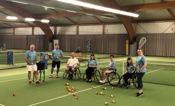 Rollstuhl-Tennisspieler*innen auf dem Tennisplatz