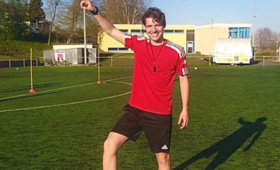 Jacob Rieder STIPS-Stipendiat als Übungsleiter auf dem Sportplatz