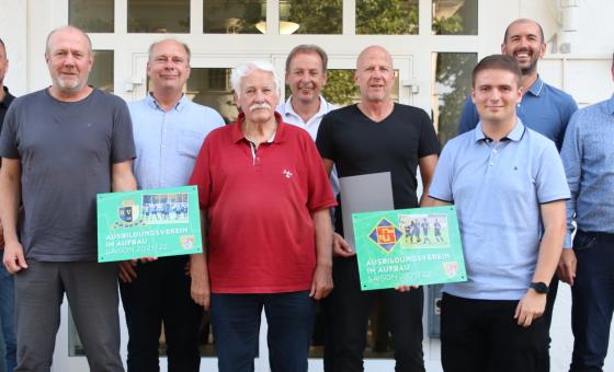 Männer mit Urkunde