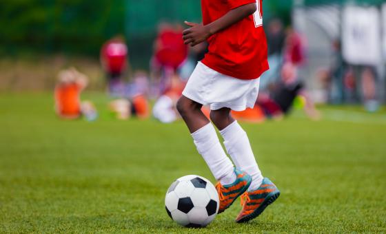 Junge beim Fußballspielen