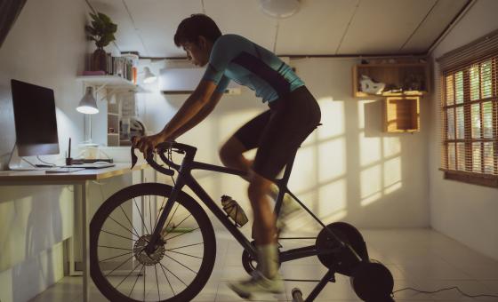 E-Cycler vor Bildschirm in Zimmer