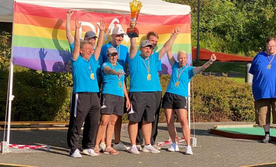 Jubelnde Minigolfer*innen