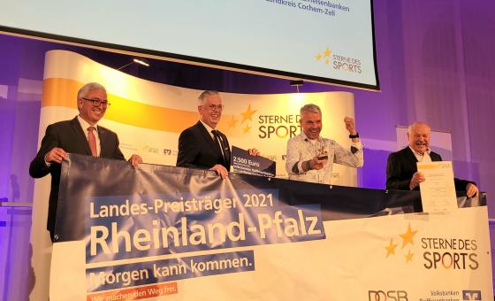 Der TV Cochem erhält den silbernen "Stern des Sports" aus den Händen des Ministers des Innern und für Sport, Roger Lewentz.