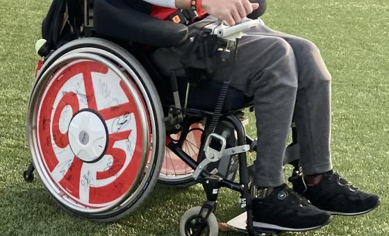 Rollstuglfahrer mit Mainz 05 Logo.