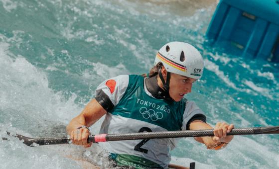 Ricarda Funk paddelt im Wildwasserkanal der Olympischen Spiele 2020 in Tokio.