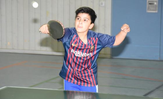 Junge beim Tischtennis