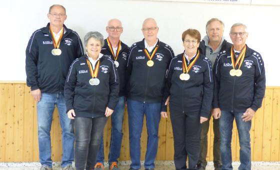 Gruppe älterer Sportschütz*innen