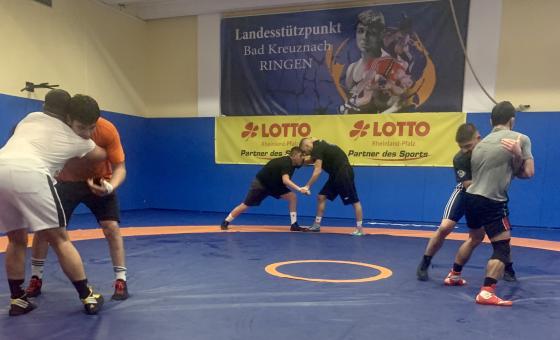 Ringertraining mit mehreren Athleten 