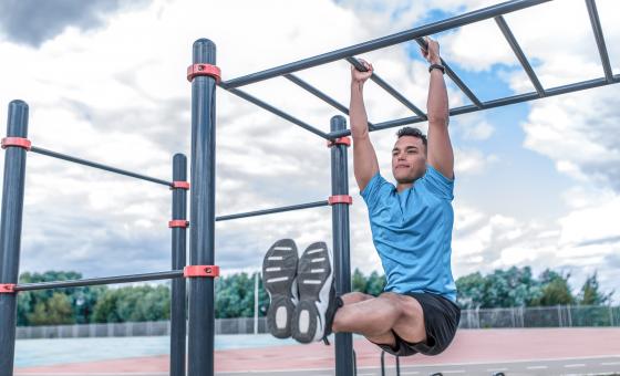 Outdoor-Sportler macht Fitnessübung
