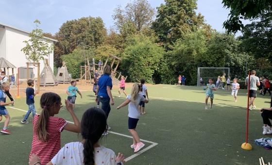Kinder auf Sportplatz