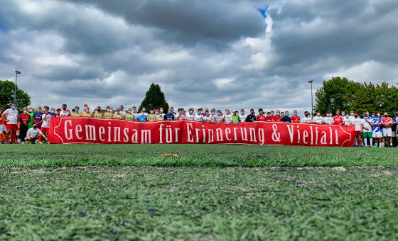 Fußballspieler unter wolkenverhangenem Himmel