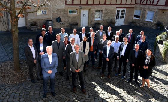 Gruppenbild mit Männern und Frauen