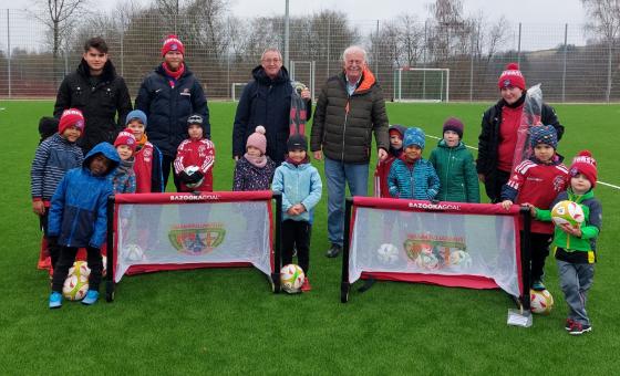 Fußballfunktionäre mit Kindern
