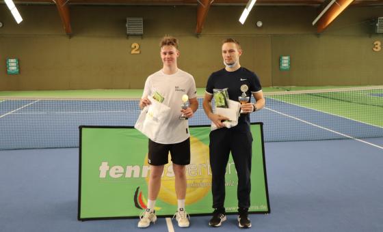 Zwei Tennisspieler mit Urkunde