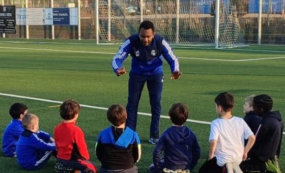 Trainer mit Fußballkindern