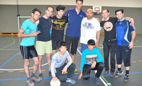 Flüchtlinge Gruppenfoto beim Hallenfußball