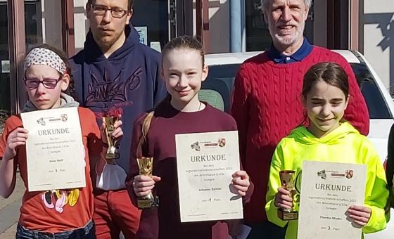 Schachtalente mit Pokal