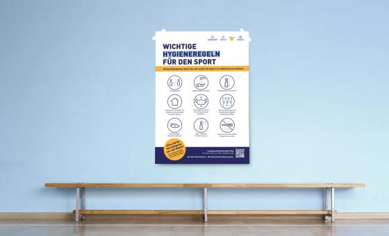 Hygieneplakat an der Wand über einer Turnbank.