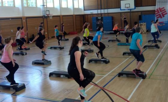 Frauen beim Hallensport