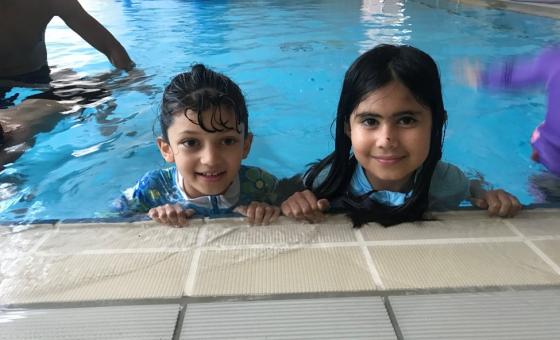 Zwei Kinder beim Schwimmkurs des IdS-Schwimmprojektes.
