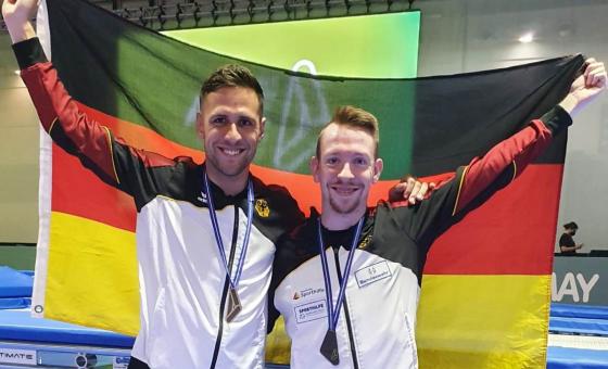 Trampolinturner mit Deutschland-Fahne