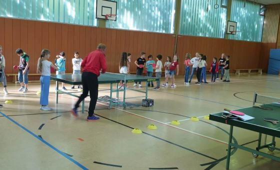 Tischtennis-Kinder in der Halle