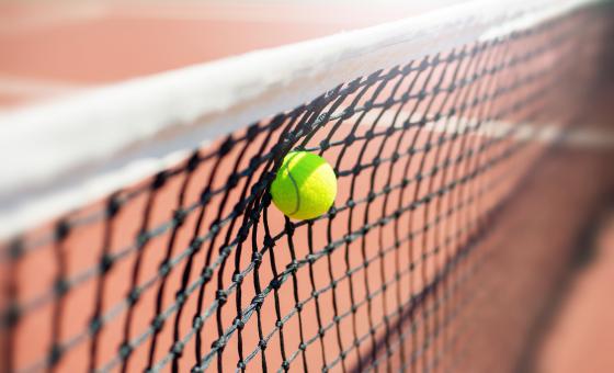 Tennisball im Netz