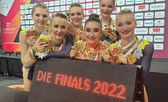 Gymnastinnen vor dem Scoreboard